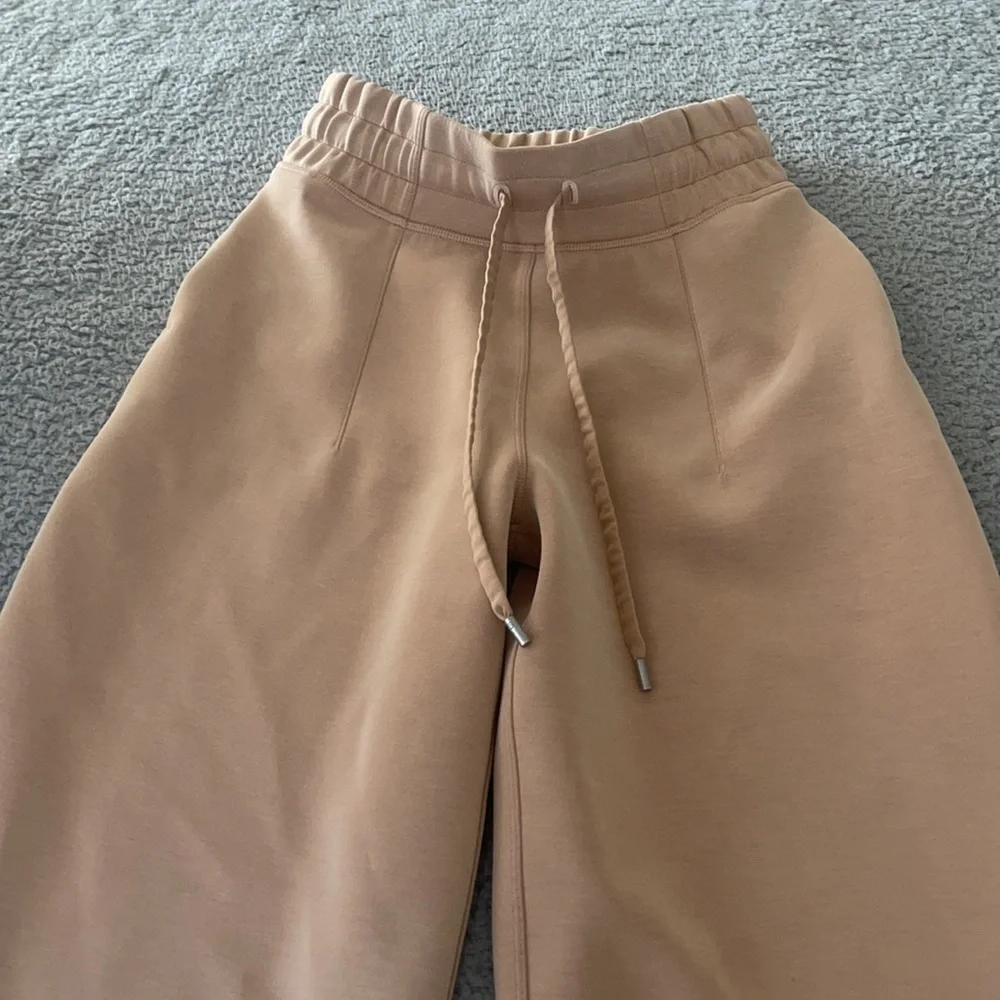 Lululemon Soft Ambitions High Rise Crop Beech Wood size 2